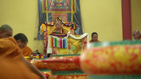 El-Culto-Budista-Se-Lleva-A-Cabo-Dentro-Del-Monasterio-Budista.