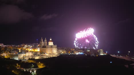 Wunderschöne-Momente-Des-Jährlichen-Maltesischen-Feuerwerksfestivals-In-Mellieha,-Als-Explosionen-Nachts-Das-Stadtzentrum-Und-Die-Pfarrkirche-Erleuchteten
