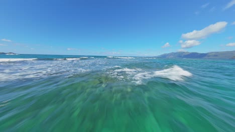 FPV-Geschwindigkeitsflug-über-Das-Karibische-Meer-Und-Grün-blaue-Farben-Und-Schäumende-Wellen