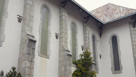 Detail-Der-Seitenwand-Der-Kirche-Von-Les-Gets-Im-Niedrigen-Winkel,-Frankreich
