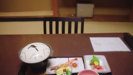 Japanische-Kaiseki-Mahlzeit,-Serviert-Im-Gasthauszimmer-Ryokann