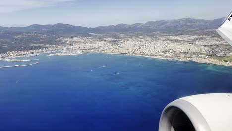 Ryanair-flight-over-Palma-de-Mallorca,-Spain