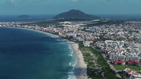 Vogelperspektive-Des-Herrlichen-Und-Riesigen-Strandes-Ingleses-In-Florianopolis,-Santa-Catarina,-Brasilien