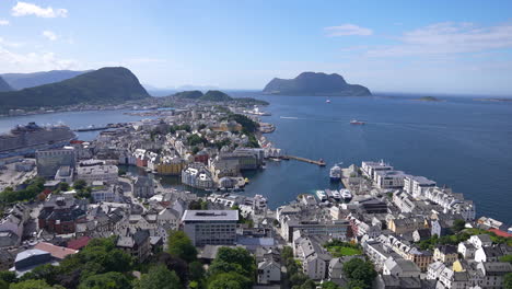 Vista-Panorámica-De-La-Ciudad-Y-Las-Islas-De-Alesund,-Noruega-En-Un-Día-Soleado-De-Verano,-Edificios-Y-Mar.