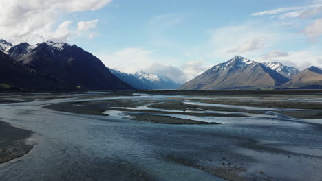 Geflochtener-Gletscherfluss,-Der-Durch-Weite-Täler-Und-Felsige-Landschaften-In-Neuseeland-Fließt