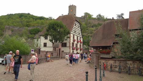 Casas-Coloridas-De-La-Aldea-De-Kayserberg-A-Principios-De-Otoño-Cerca-Del-Río-Weiss-Con-Puente-De-Piedra