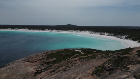 Drohne-Fliegt-über-Felsige-Hügel-Mit-Wharton-Beach-Im-Hintergrund,-Westaustralien