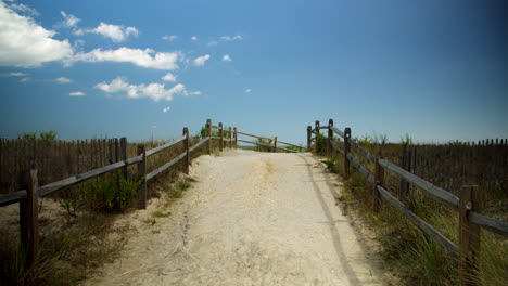 Caminando-Hacia-La-Playa-En-Sea-Isle-City,-Nueva-Jersey.