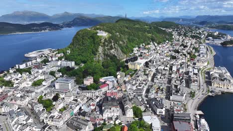 Alesund,-Norwegen,-Luftaufnahme-Der-Malerischen-Stadt,-Inseln,-Gebäude-Und-Aussichtspunkt-Auf-Grünem-Hügel,-Drohne-Mit-60 fps