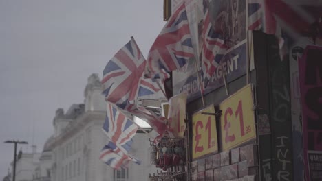 Einige-Kleine-Union-Jack-Flaggen-Schwangen-Im-Wind-An-Der-Wand-Eines-Zeitungsladens-An-Der-Ecke-Am-Piccadilly-Circus