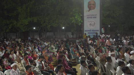 Multitud-De-Personas-Que-Participan-En-La-Campaña-Electoral-De-Lok-Sabha-Realizada-Por-Uddhav-Thackeray-Celebrada-En-El-Terreno-Universitario-De-Warje