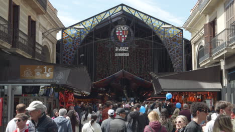 Mano-Tourists-In-Front-Mercado-De-La-Boqueria,-Popular-Market-In-Barcelona