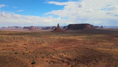 Una-Vista-Del-Paisaje-Desértico-Con-Una-Montaña-Prominente-Al-Fondo