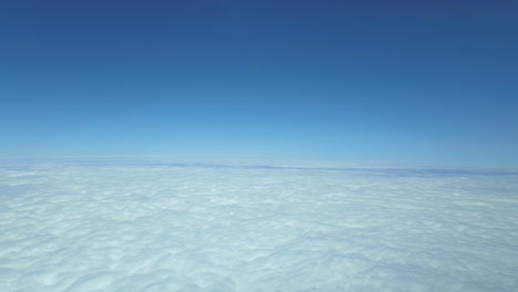 Vuelo-Hipersónico-Pov-Sobre-Un-Manto-De-Nubes-Blancas.