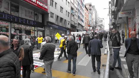 Celebrando-El-Día-Del-Trabajo-En-Trabzon,-Turquía:-Una-Vibrante-Muestra-De-Unidad-Y-Tradición-El-1-De-Mayo.