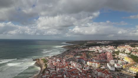 Fliegen-Sie-über-Die-Stadt-Ericeira-In-Portugal-04