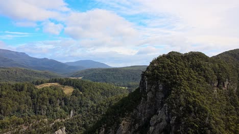 Aerial-shot-of-Beautiful-Leven-Canyon-Lookout-in-Tasmania,-Australia