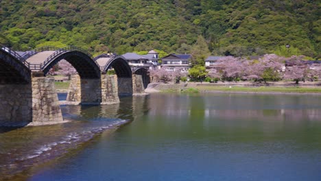 Iwakuni-Im-Frühling-In-Japan,-Kintaikyo-Brücke-Mit-Sakura-Hintergrund
