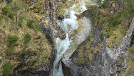 Alpenfluss-Und-Wasserfall-In-Bayern,-Deutschland