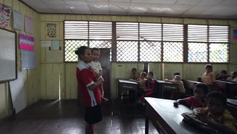 Aula-Con-Niños-Indonesios-En-El-Gimnasio-De-La-Escuela-De-La-Aldea-Del-Sistema-Educativo-Del-Tercer-Mundo.