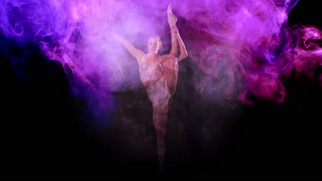 Humo-Artístico-Rosa-Y-Morado-Alrededor-De-Acróbata-Flexible,-Movimientos-De-Ballet-Con-La-Pierna-Arriba