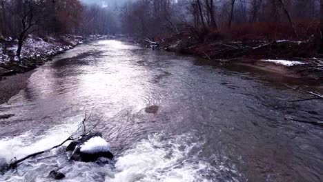 Fluss-Im-Winter-Mit-Felsen-Luftaufnahme-Aus-Der-Luft