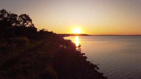 Spektakulärer-Sonnenuntergang-Mit-Strahlen,-Die-Auf-Das-Flusswasser-Scheinen