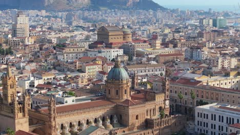 Vista-Aérea-Cinematográfica-Sobre-La-Catedral-De-Palermo-Con-El-Teatro-Massimo-Al-Fondo.