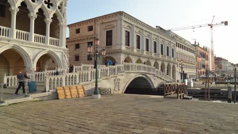 Menschen-überqueren-Die-Brücke-Ponte-Della-Straglia-In-Der-Nähe-Des-Markusplatzes-In-Venedig