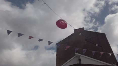 Pequeños-Banderines-Y-Farolas-Rojas-En-El-Mercado-De-Hong-Kong-En-Glasgow