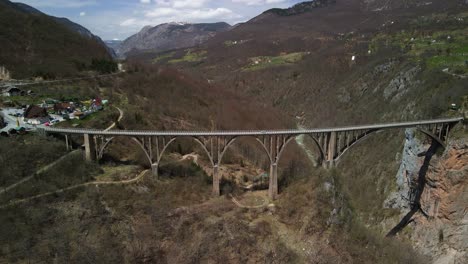 Un-Largo-Puente-Arqueado-Sobre-El-Río-Tara-En-Montenegro