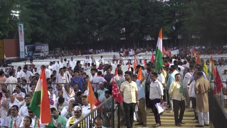 Menschenmenge,-Die-Hereinkommt,-Um-An-Der-Wahlkampagne-Der-Lok-Sabha-Von-Uddhav-Thackeray-Teilzunehmen,-Die-Auf-Dem-College-Gelände-In-Warje-Stattfand