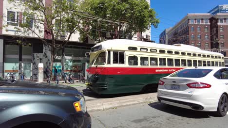 Bus-Fährt-Die-Straße-Entlang---San-Francisco