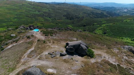 Urlaub-In-Den-Bergen-Mit-Windmühlen-Luftbild