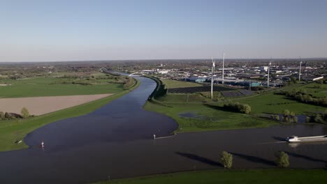 Luftaufnahme-Einer-Windkraftanlage-In-Den-Niederlanden-Neben-Dem-Twentekanaal,-Der-Auf-Den-Fluss-IJssel-Trifft