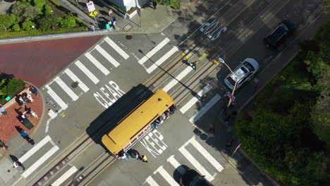 Luftaufnahme-Von-Menschen,-Die-über-Eine-Kreuzung-Und-In-Einer-Stadtbahn-In-San-Francisco,-USA-Gehen