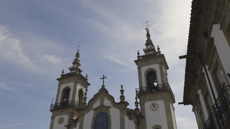 Iglesia-Parroquial-De-Vila-Nova-De-Cerveira-Agujas-De-La-Iglesia-Con-Pájaros-Volando-Para-Posarse-En-Un-Día-Soleado