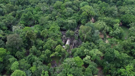 Vista-Aérea:-Antiguo-Templo-De-Koh-Ker-Cubierto-De-Selva-En-Camboya