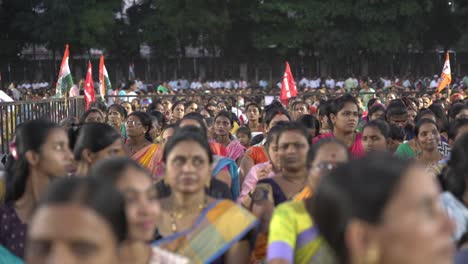 Eine-Große-Zahl-Indischer-Wählerinnen-Nehmen-Am-Wahlkampf-Der-Lok-Sabha-Durch-Uddhav-Thackeray-Auf-Dem-College-Gelände-In-Warje-Teil