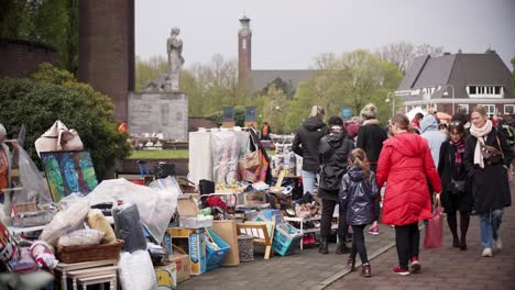 Amsterdam-Old-South-Kingsday-Kingsday-Flohmarktszene-Mit-Menschen-Und-Gegenständen