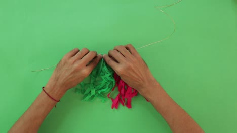 Hacer-Coloridas-Guirnaldas-Verdes,-Rojas-Y-Blancas-Con-Manualidades-De-Papel