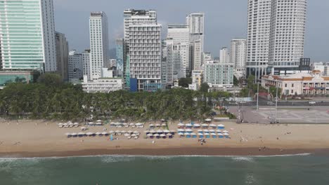 Eine-Bezaubernde-Drohnenaufnahme,-Die-Den-Magischen-Reiz-Der-Skyline-Von-Nha-Trang-Einfängt,-Mit-Wolkenfetzen,-Die-über-Der-Stadtlandschaft-Schweben