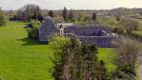 &quot;Annaghdown-Abbey:-Luftaufnahme-Zeigt-Ruinen-Hinter-Einem-Baum