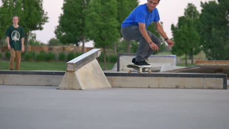 Skateboarder-Macht-Einen-Flip-In-Rail-Slide