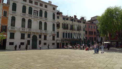 La-Gente-Camina-Y-Disfruta-De-Su-Tiempo-En-La-Histórica-Ciudad-Isleña-De-Venecia.