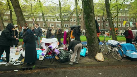 Spielzeug-Und-Gegenstände,-Die-Auf-Dem-Boden-Auf-Der-Apollolaan-In-Amsterdam-Ausgestellt-Sind,-Mit-Menschen,-Die-An-Ihnen-Vorbeigehen