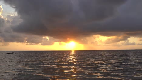 Amanecer-En-Una-Playa-De-Mombasa-Con-El-Océano-A-La-Vista.