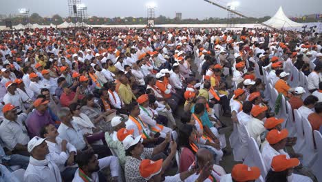 Multitud-De-Personas-Escuchando-La-Campaña-Electoral-Del-Primer-Ministro-Modi-Lok-Sabha-Celebrada-En-El-Hipódromo