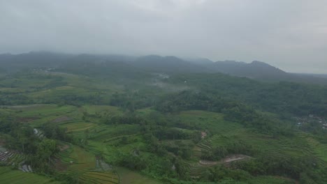 Vista-Panorámica-Del-Paisaje-Rural-En-Indonesia-En-Un-Día-Brumoso