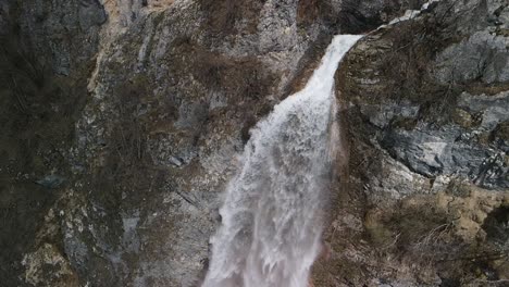 Skakavica-Wasserfall-In-Zeitlupe-Aus-Drohnenansicht